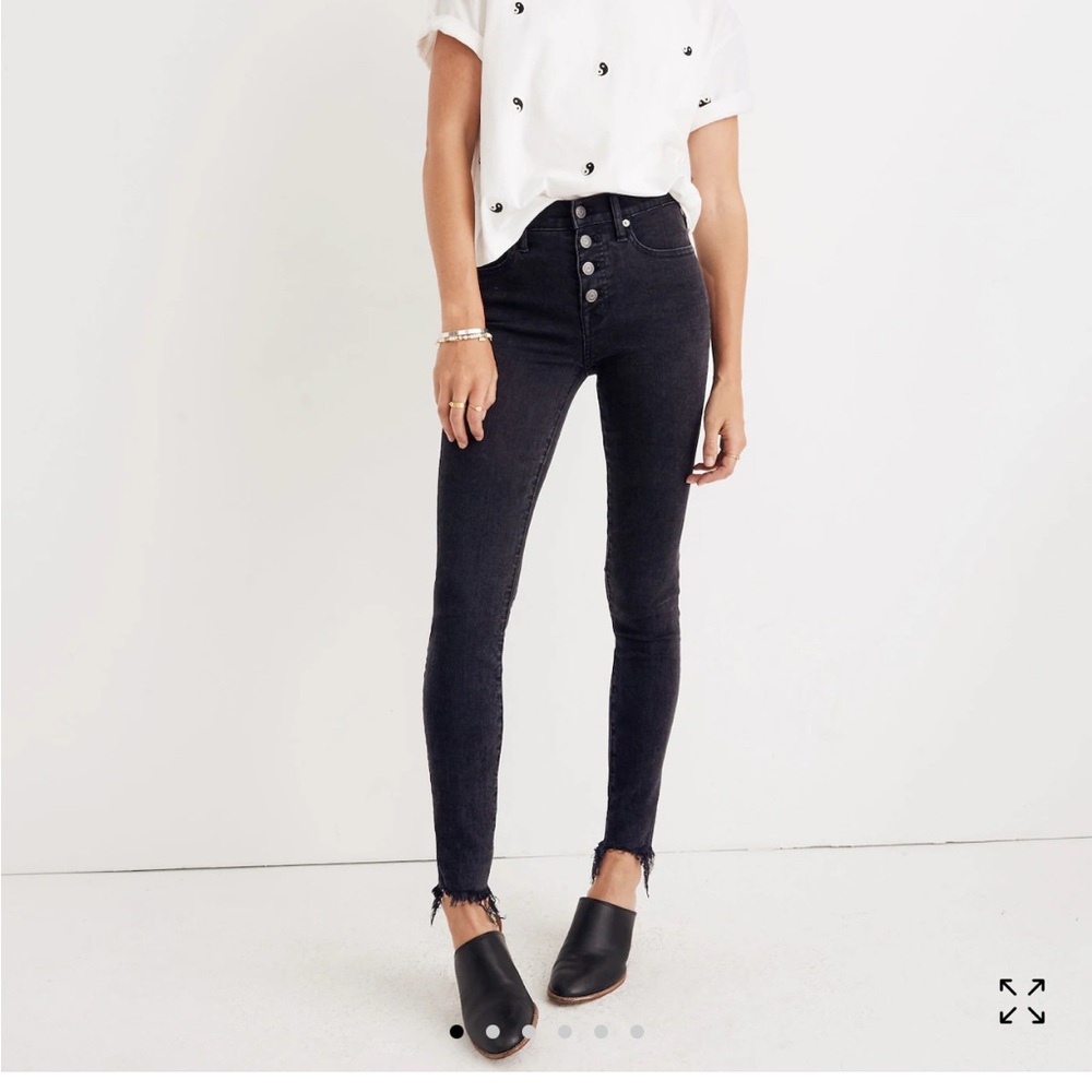 9" Mid-Rise Skinny Jeans in Berkeley Black: Button-Through Edition